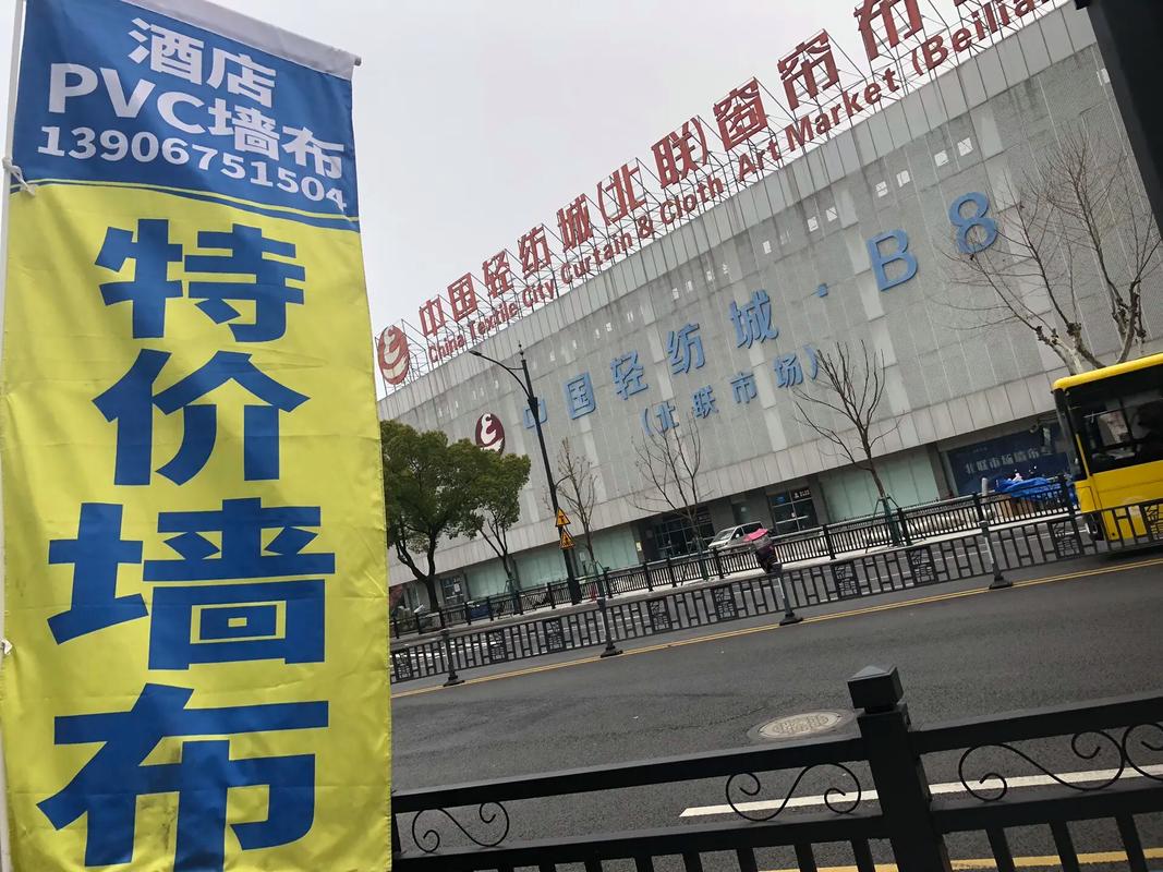 {“title”: “酒店宾馆墙布工厂接单中｜为您的客房焕新赋能”, “content”: “\n在酒店行业，每一处细节都构成宾客的体验与记忆。而墙面，作为客房与公共区域最基础的视觉背景，其质感、色彩与花型直接影响空间氛围的品味与舒适度。我们——专业的酒店宾馆墙布工厂，现正全面接单中，诚邀全国酒店、宾馆、民宿及公寓工程方洽谈合作。\n\n## 为什么选择酒店专用墙布？\n\n相较于乳胶漆、普通壁纸或木饰面，酒店专用墙布具有以下优势 \n- **耐磨耐脏** 高密度织物表面经防污处理，耐擦洗，适应高频使用环